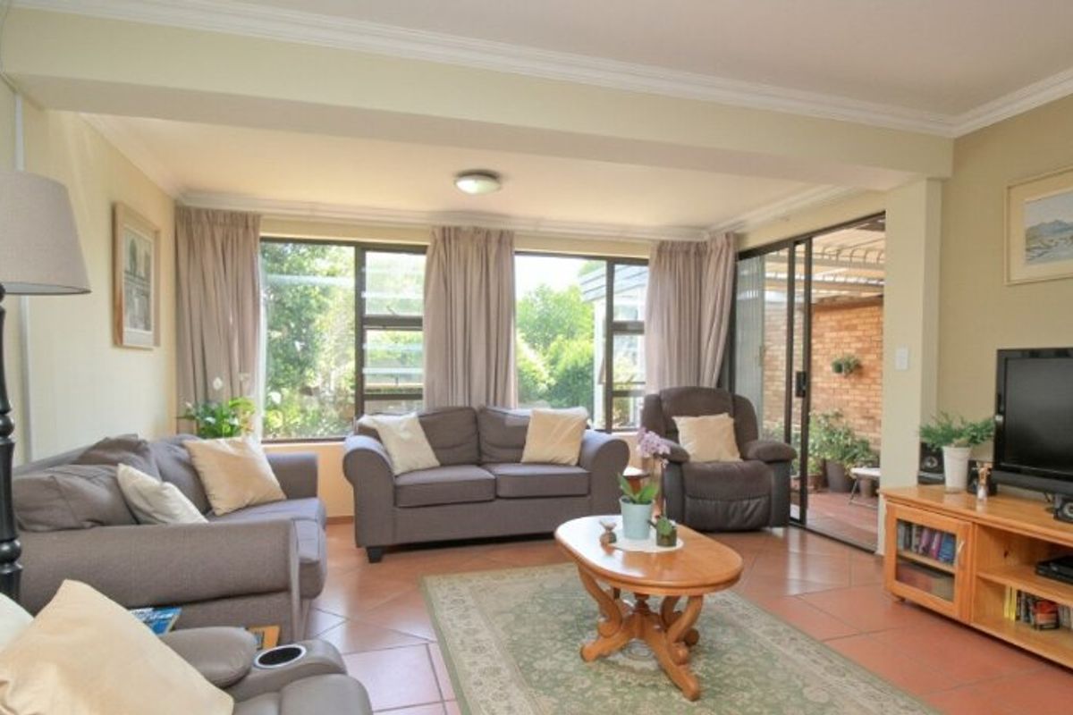 Charming 2-Bedroom Townhouse – Perfect for Comfortable Living! - Photo 3