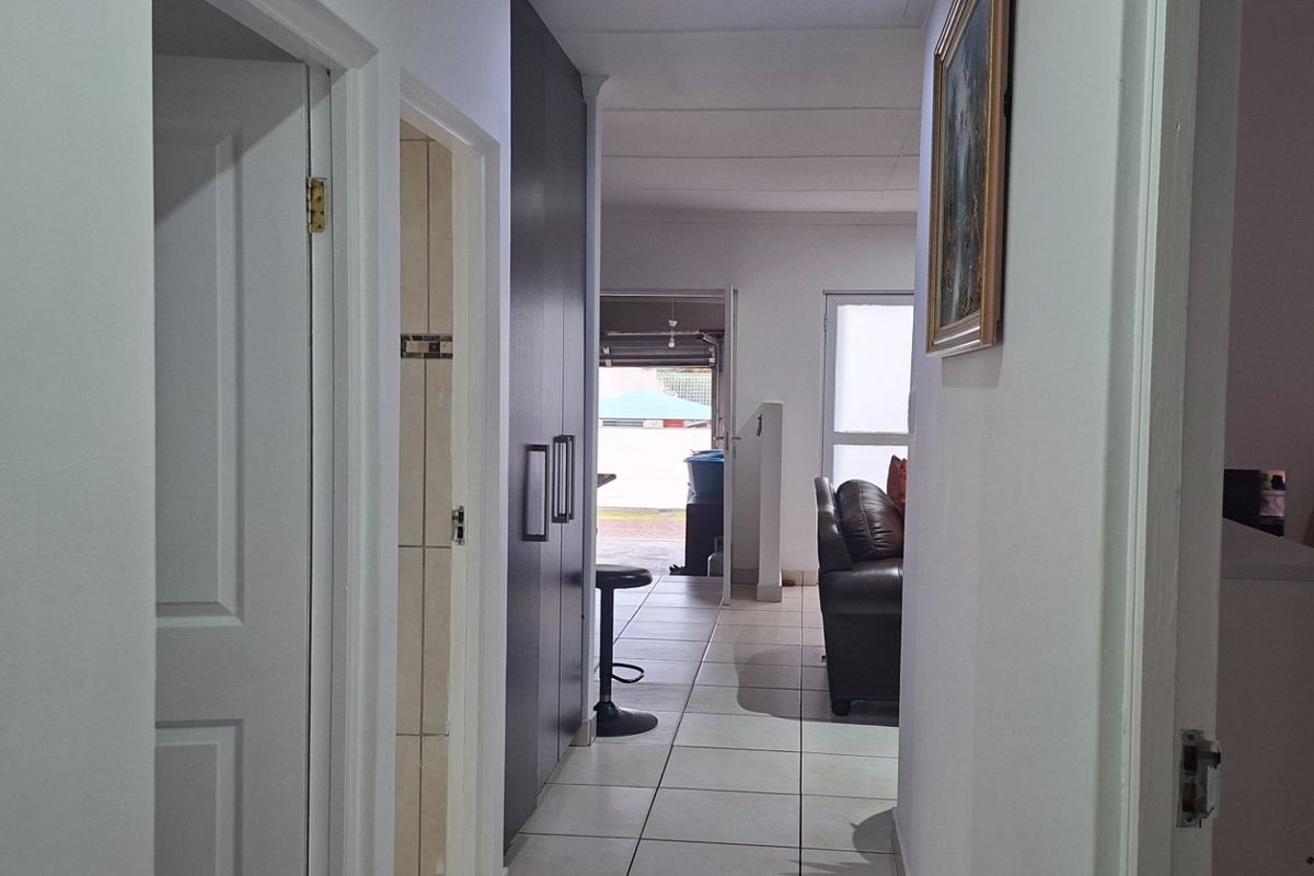 Cozy family townhouse in Abbotsford with security - Photo 4