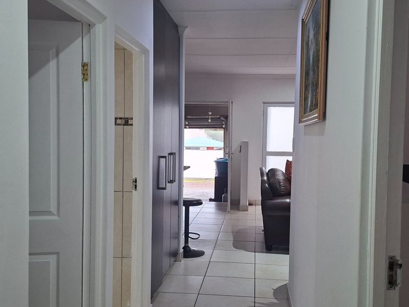 Cozy family townhouse in Abbotsford with security - Photo 4