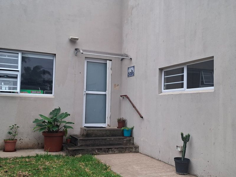 Cozy family townhouse in Abbotsford with security - Photo 1