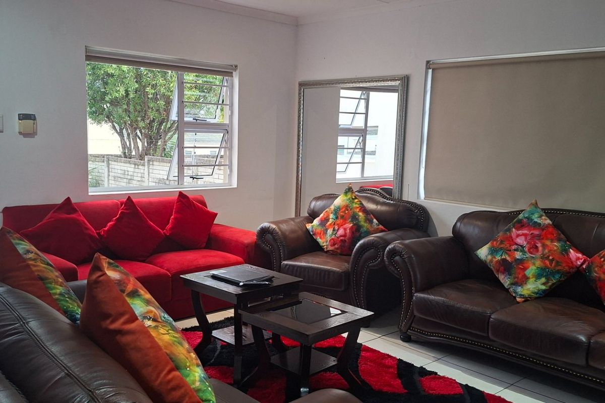 Cozy family townhouse in Abbotsford with security - Photo 2