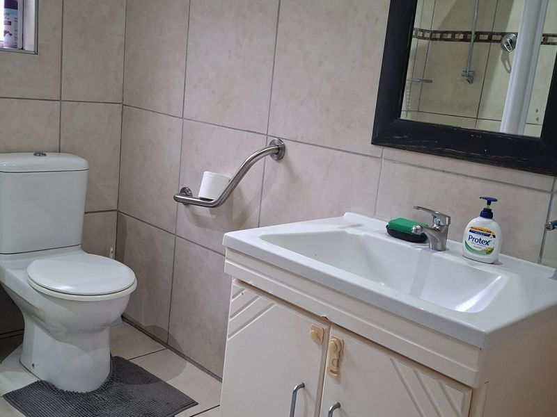 Cozy family townhouse in Abbotsford with security - Photo 8