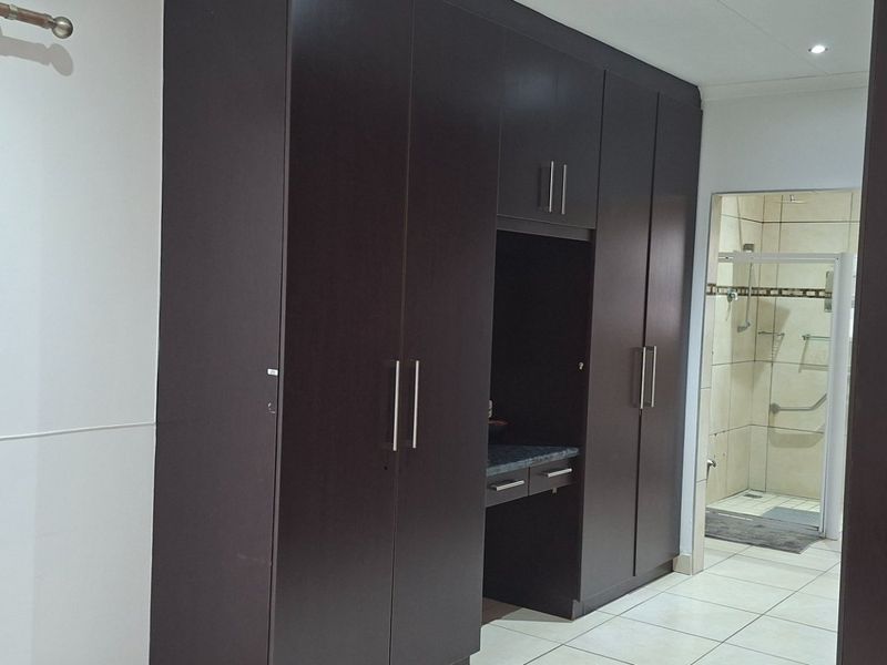 Cozy family townhouse in Abbotsford with security - Photo 6