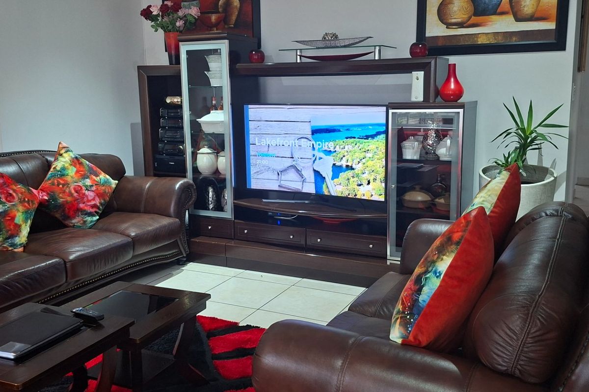 Cozy family townhouse in Abbotsford with security - Photo 3