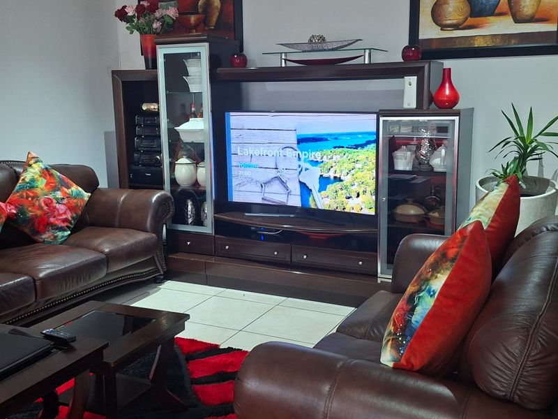 Cozy family townhouse in Abbotsford with security - Photo 3