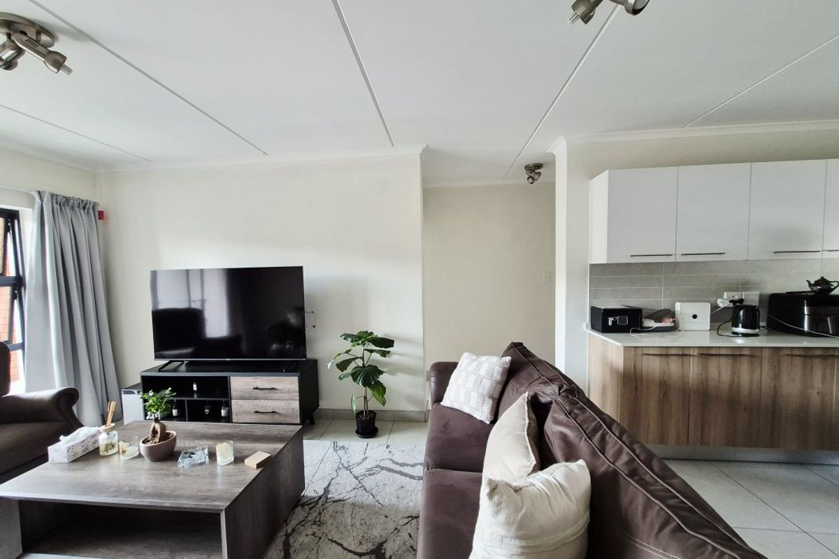 Modern townhouse in the heart of Modderfontein - Photo 5