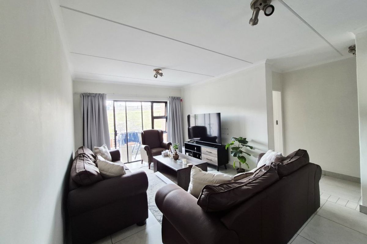 Modern townhouse in the heart of Modderfontein - Photo 4