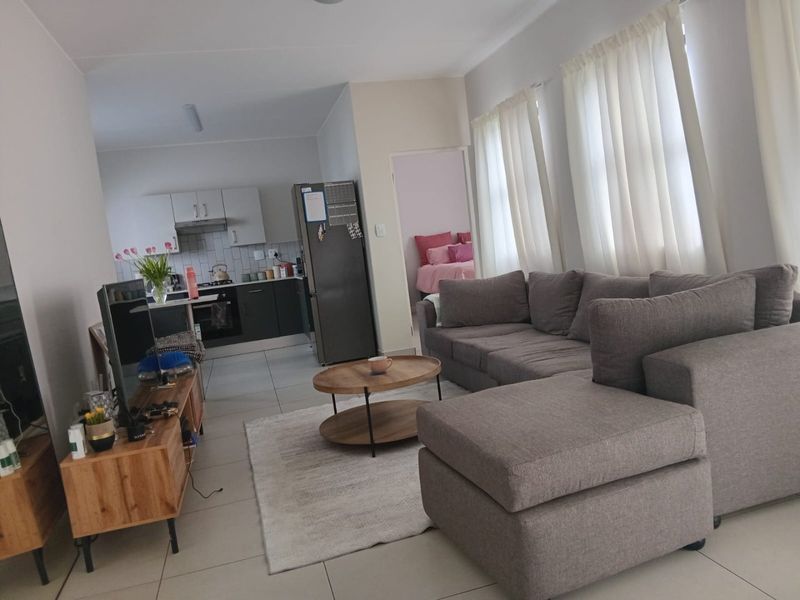 Spacious Ground Floor 2 Bedroom and 2 Bathroom Unit Available For Rental - Photo 4