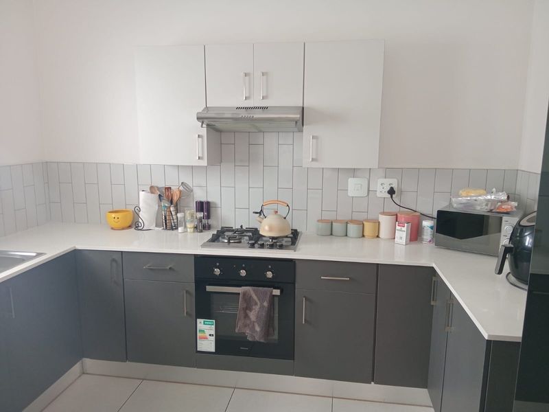 Spacious Ground Floor 2 Bedroom and 2 Bathroom Unit Available For Rental - Photo 2
