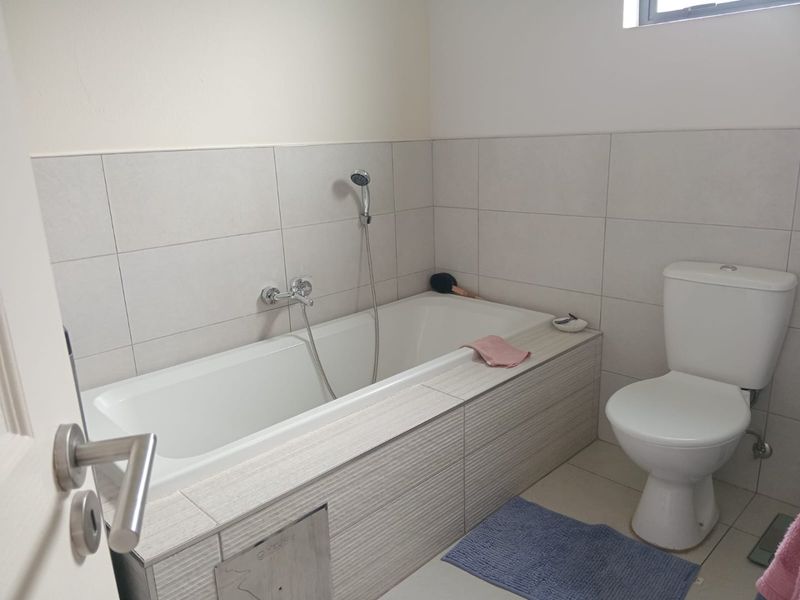 Spacious Ground Floor 2 Bedroom and 2 Bathroom Unit Available For Rental - Photo 10