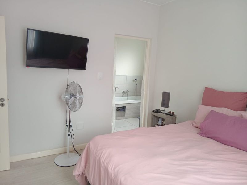 Spacious Ground Floor 2 Bedroom and 2 Bathroom Unit Available For Rental - Photo 8
