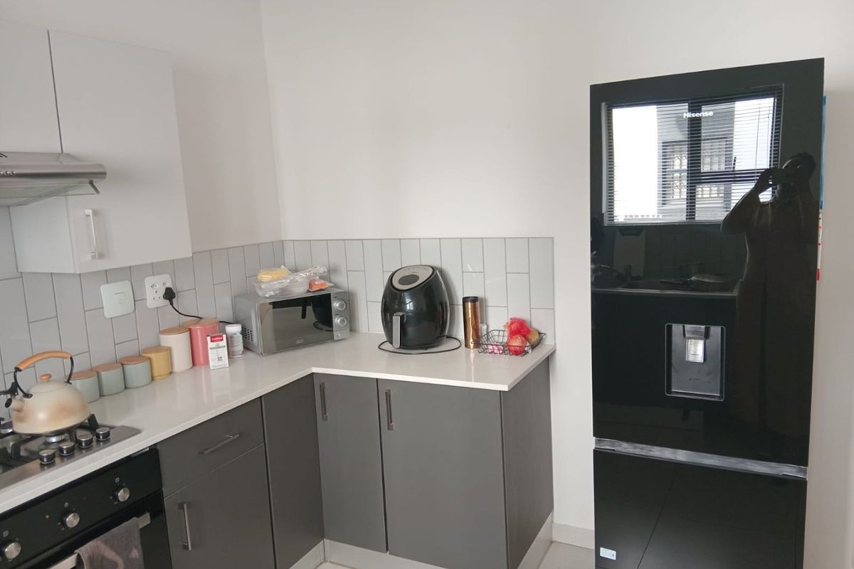 Spacious Ground Floor 2 Bedroom and 2 Bathroom Unit Available For Rental - Photo 3