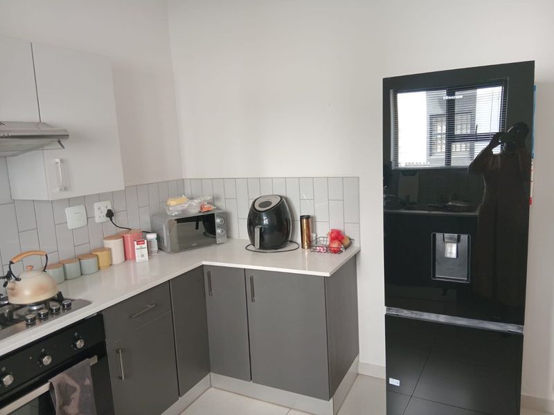 Spacious Ground Floor 2 Bedroom and 2 Bathroom Unit Available For Rental - Photo 3