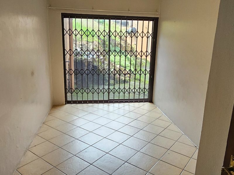 *BARGAIN* 3/4 BEDROOM TOWNHOUSE DEAL OF THE YEAR - Photo 9