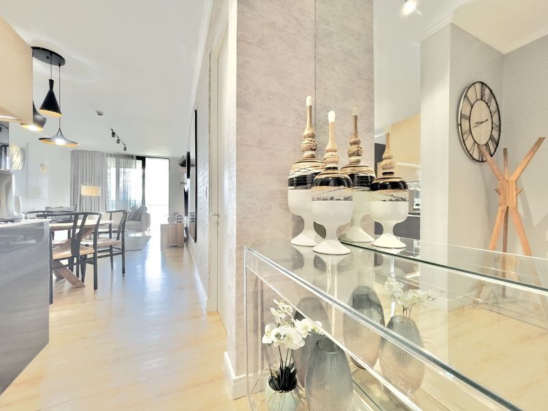 Stylish Waterfall Flat with Fibre and Garden Access - Photo 4