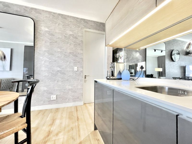 Stylish Waterfall Flat with Fibre and Garden Access - Photo 9