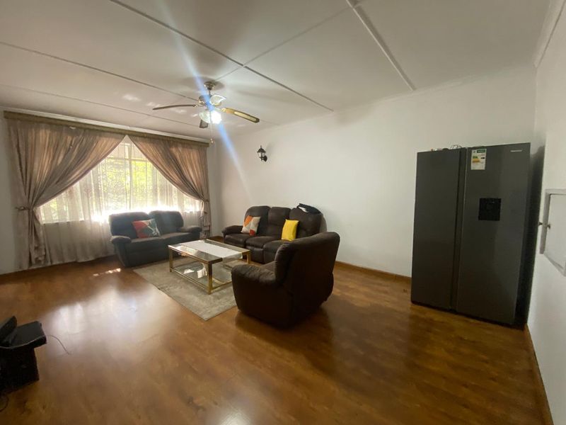 STUNNING 2 BEDROOM APARTMENT IN EXCELINT CONDITION  - Photo 4