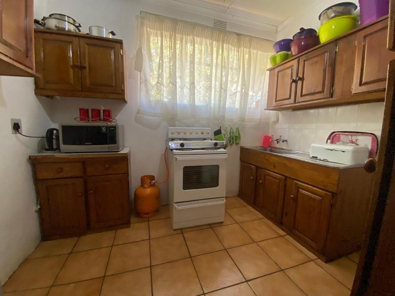 STUNNING 2 BEDROOM APARTMENT IN EXCELINT CONDITION  - Photo 7