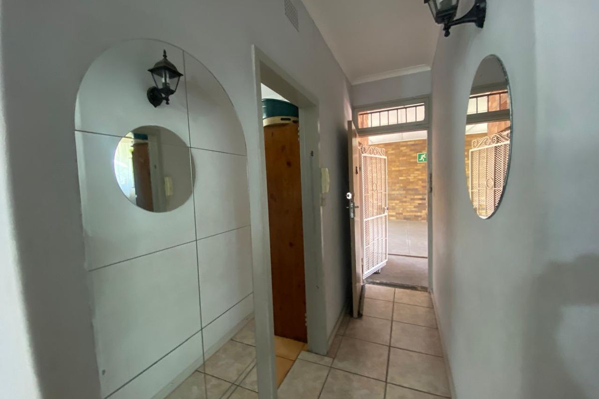 STUNNING 2 BEDROOM APARTMENT IN EXCELINT CONDITION  - Photo 3