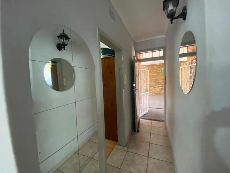 STUNNING 2 BEDROOM APARTMENT IN EXCELINT CONDITION  - Photo 3