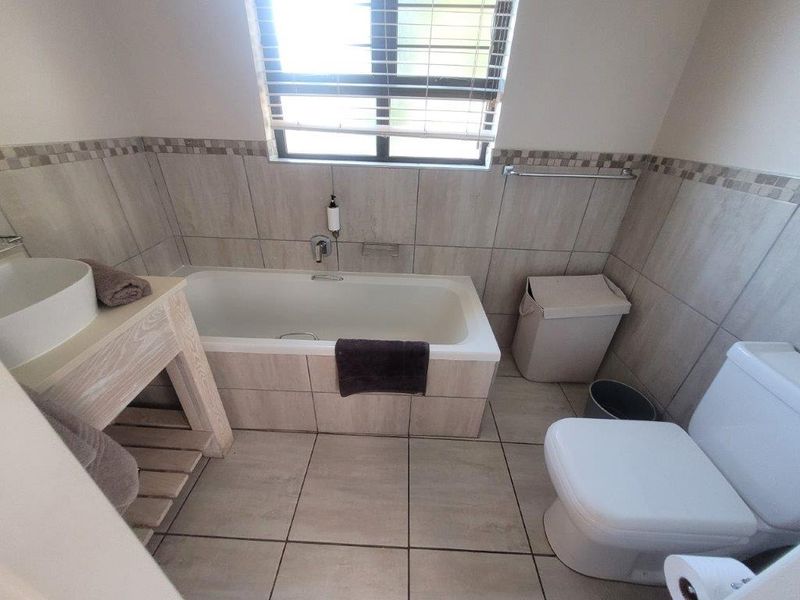 Modern Fully Furnished 2 Bedroom Unit - Photo 5