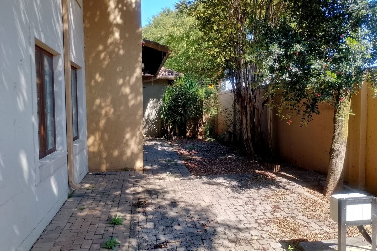 Elegant 5-Bedroom Home in Menlo Park - Photo 4