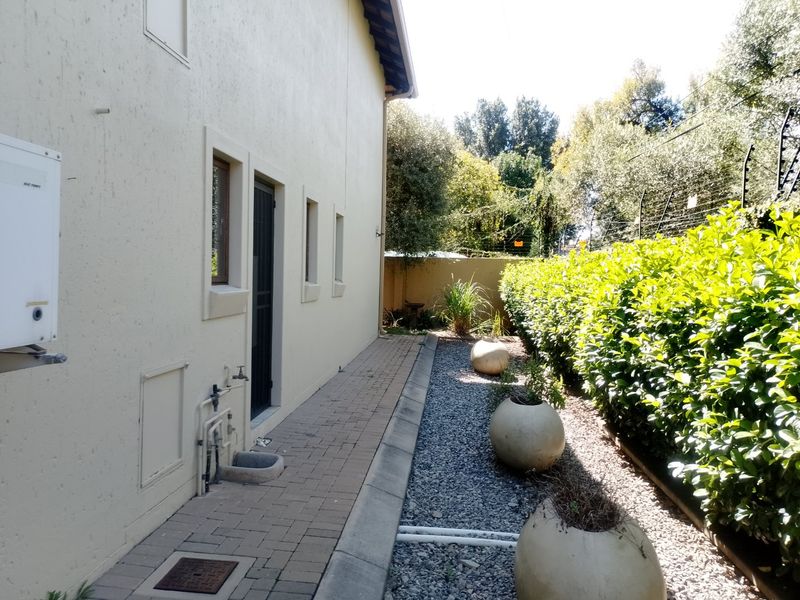 Elegant 5-Bedroom Home in Menlo Park - Photo 8