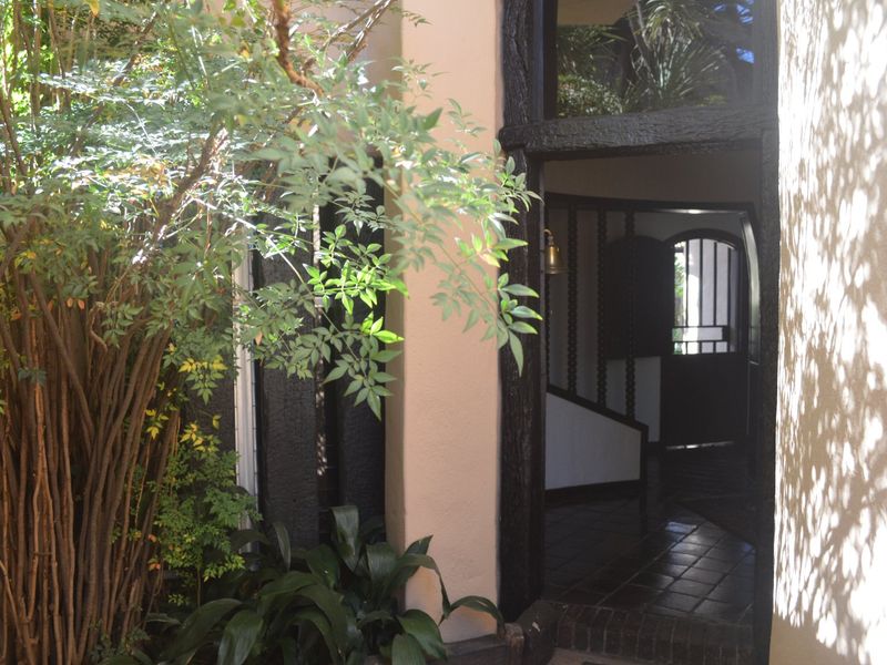 Majestic and alluring, this is a home built for royalty! - Photo 2