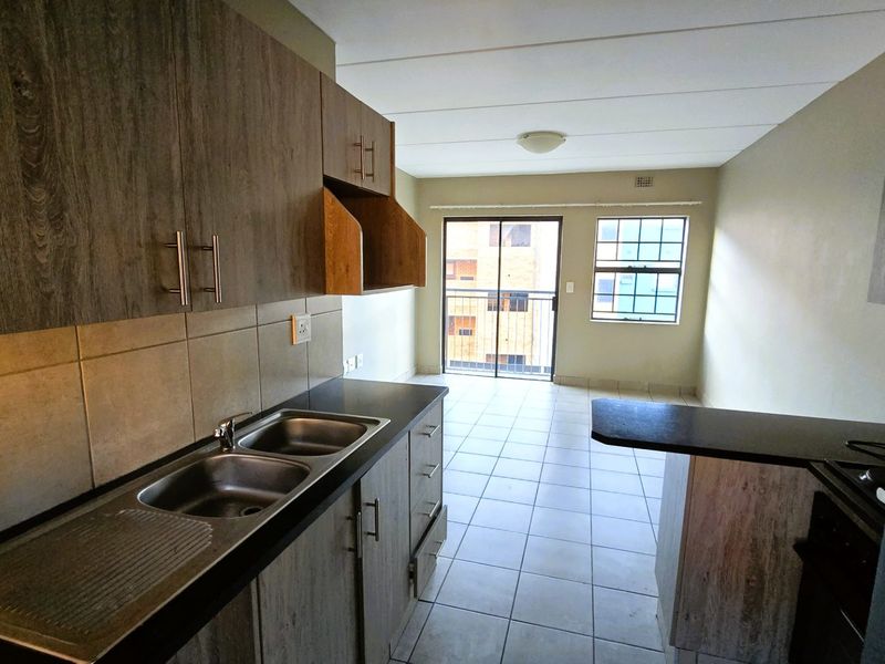 Modern 2 Bedroom Apartment for Sale in Secure Montana Tuine Lifestyle Complex with Pools & Entertainment Areas - Photo 10