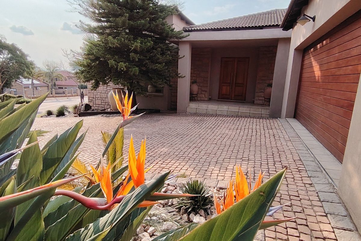 Luxurious Single-Storey Family Home in Prestigious Eldo Glen Lifestyle Estate, Centurion - Photo 4