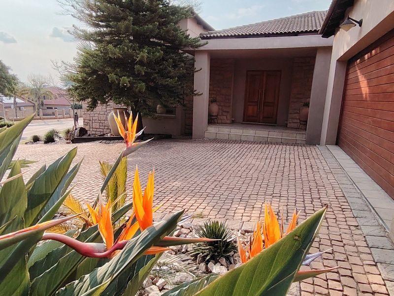 Luxurious Single-Storey Family Home in Prestigious Eldo Glen Lifestyle Estate, Centurion - Photo 4