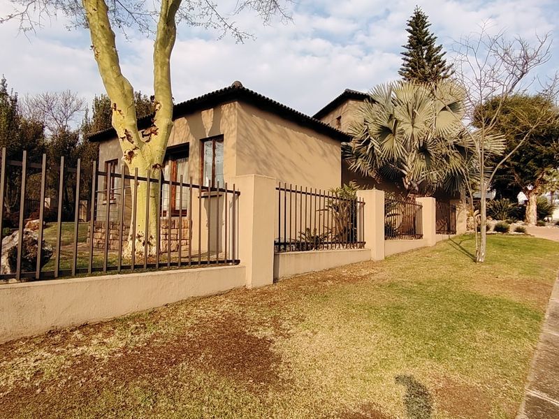 Luxurious Single-Storey Family Home in Prestigious Eldo Glen Lifestyle Estate, Centurion - Photo 2