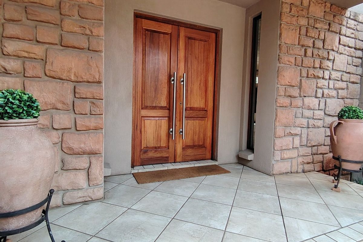 Luxurious Single-Storey Family Home in Prestigious Eldo Glen Lifestyle Estate, Centurion - Photo 3