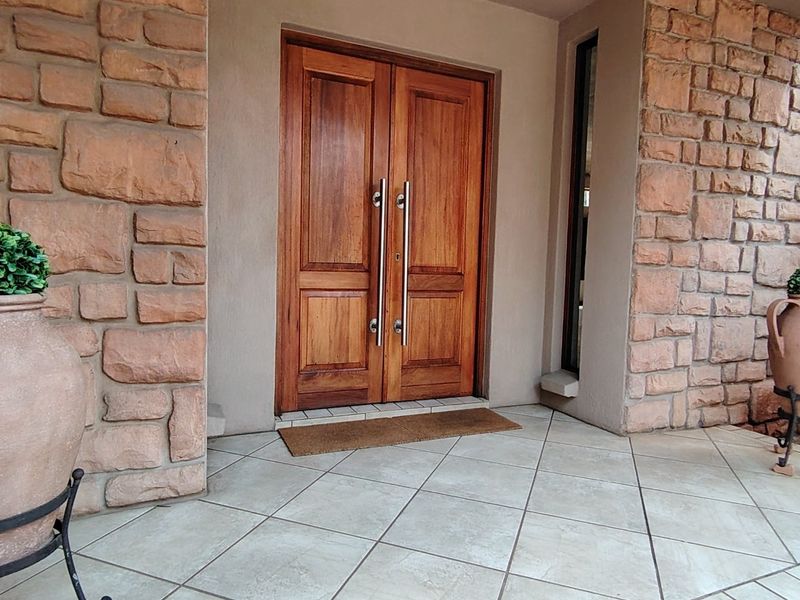 Luxurious Single-Storey Family Home in Prestigious Eldo Glen Lifestyle Estate, Centurion - Photo 3