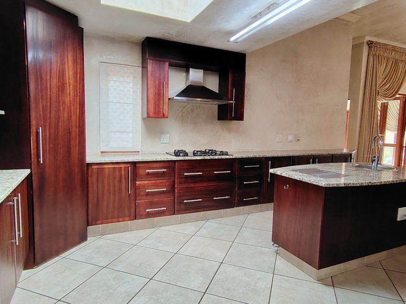 Luxurious Single-Storey Family Home in Prestigious Eldo Glen Lifestyle Estate, Centurion - Photo 9