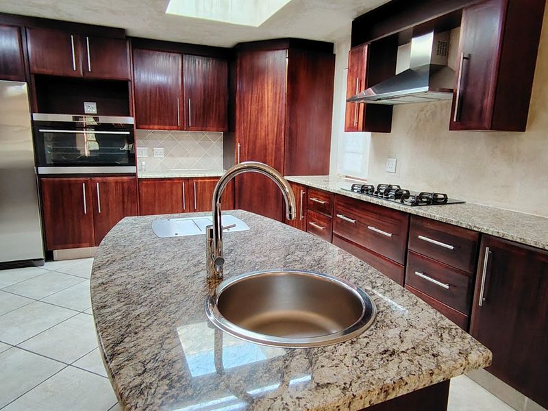 Luxurious Single-Storey Family Home in Prestigious Eldo Glen Lifestyle Estate, Centurion - Photo 8