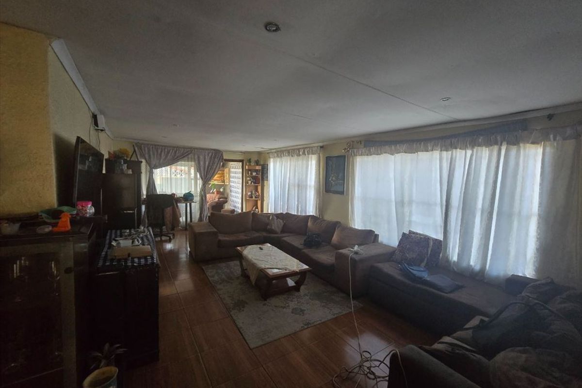 Spacious Family Home with Granny Flat and Pool - Photo 2