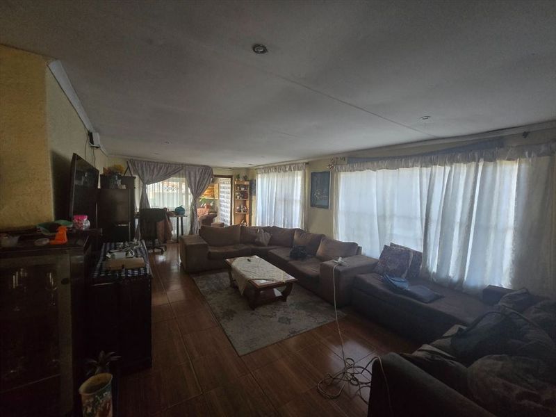 Spacious Family Home with Granny Flat and Pool - Photo 2