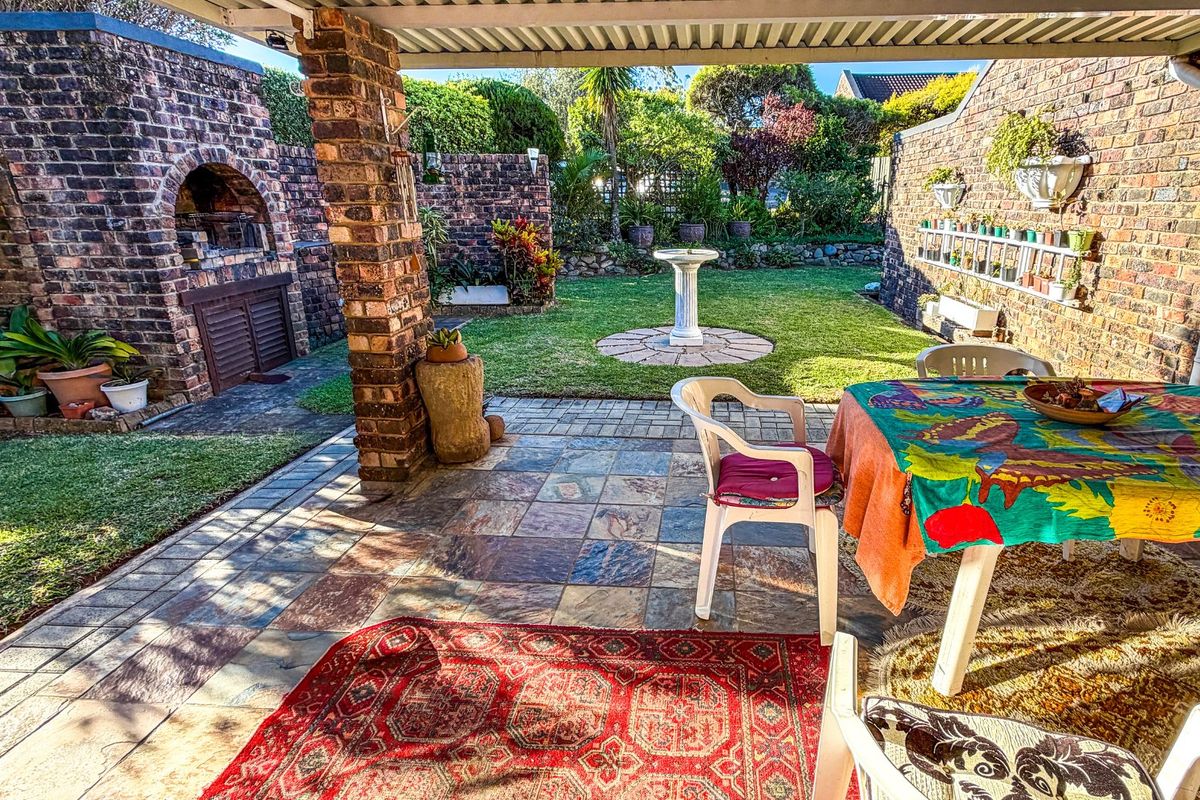 Beautiful 2 Bedroom Home with Private Garden in Prime Gonubie Complex - Exclusive Mandate - Photo 4