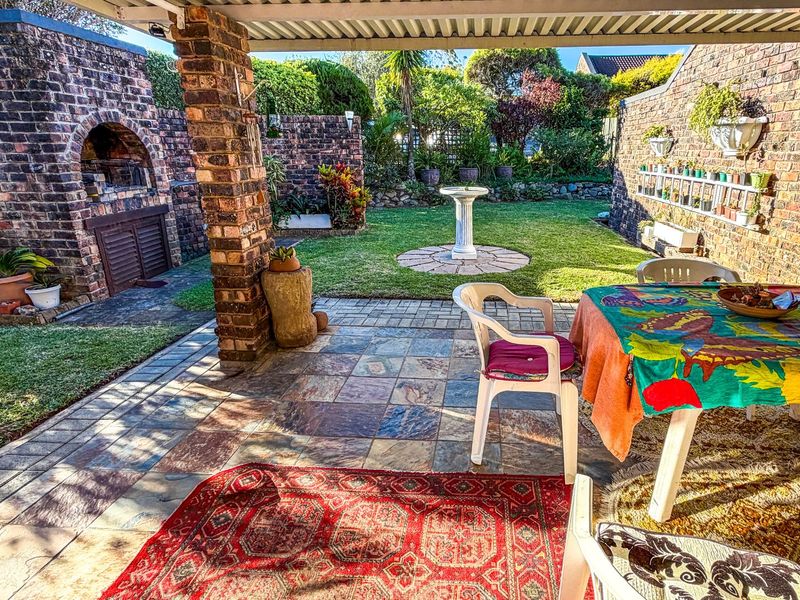 Beautiful 2 Bedroom Home with Private Garden in Prime Gonubie Complex - Exclusive Mandate - Photo 4