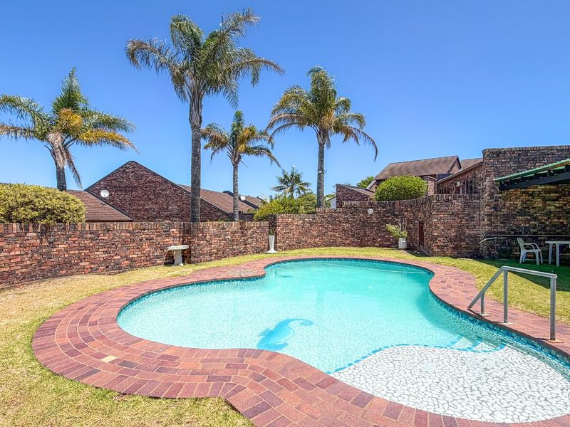 Beautiful 2 Bedroom Home with Private Garden in Prime Gonubie Complex - Exclusive Mandate - Photo 2