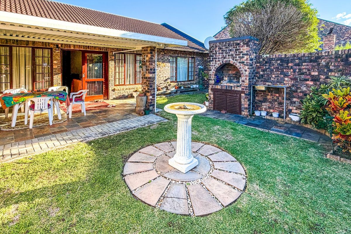 Beautiful 2 Bedroom Home with Private Garden in Prime Gonubie Complex - Exclusive Mandate - Photo 2