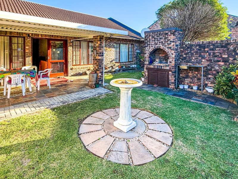 Beautiful 2 Bedroom Home with Private Garden in Prime Gonubie Complex - Exclusive Mandate - Photo 2