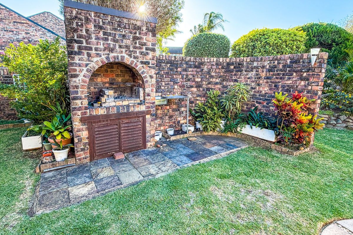 Beautiful 2 Bedroom Home with Private Garden in Prime Gonubie Complex - Exclusive Mandate - Photo 3