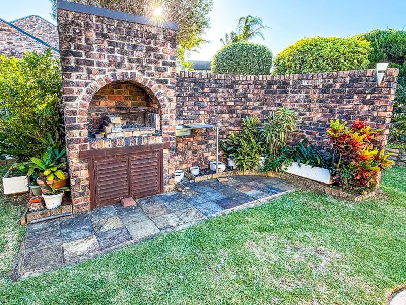 Beautiful 2 Bedroom Home with Private Garden in Prime Gonubie Complex - Exclusive Mandate - Photo 3