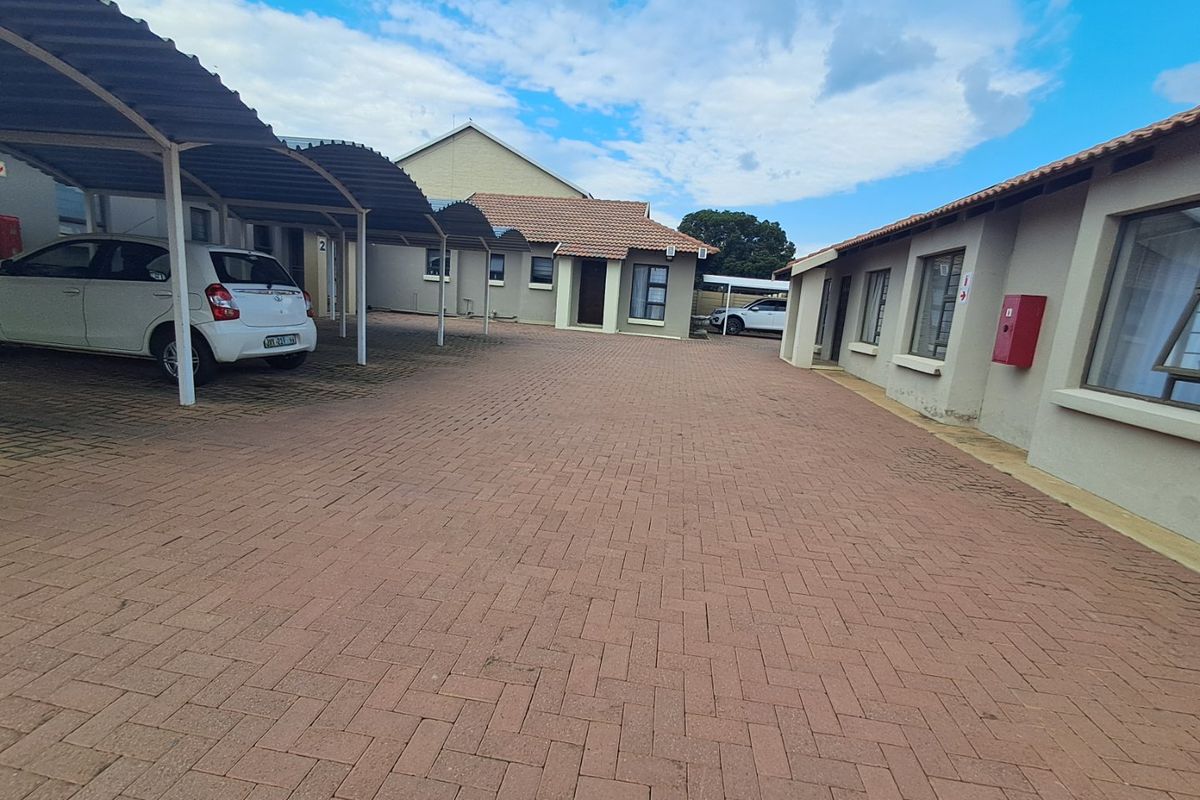 2 Bedroom apartment for sale in Flamwood - Photo 3