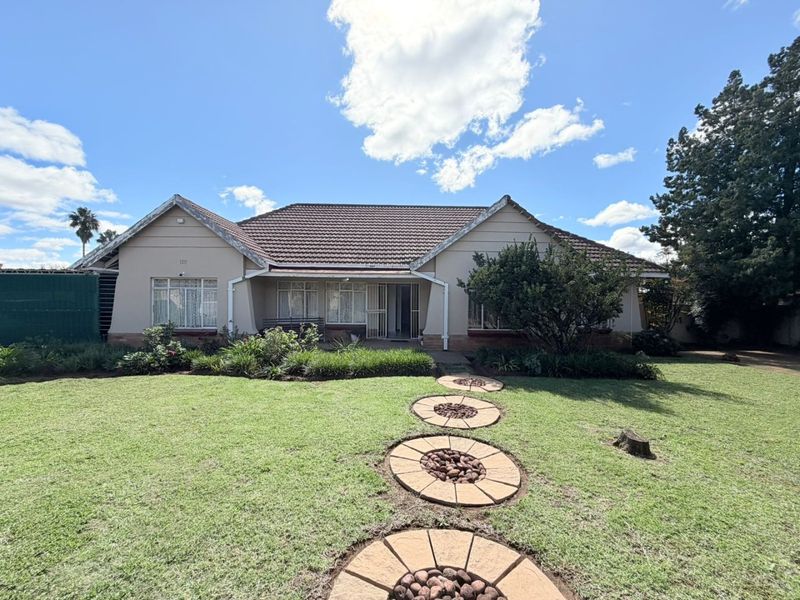 SOLE MANDATE - Fully Furnished Family Home with Exceptional Extras - Photo 2