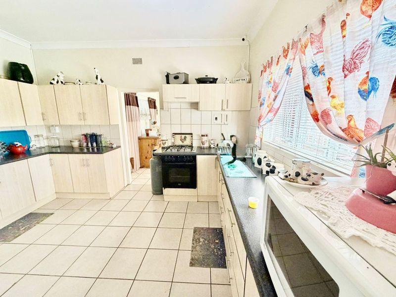 Spacious Meiringspark Family Home with Pool - Photo 10