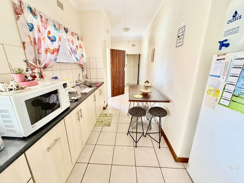 Spacious Meiringspark Family Home with Pool - Photo 9
