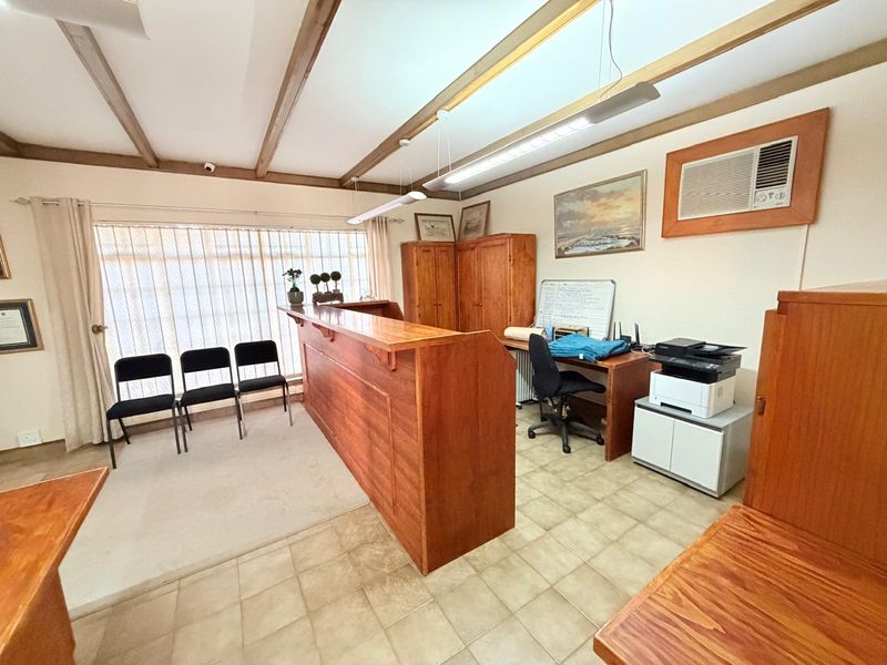 Spacious Flimieda Home: Six Bedrooms, Business Offices & Solar Power. - Photo 9
